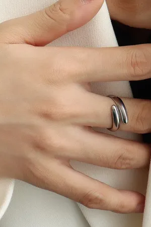 White Curve Twist Ring in Silver